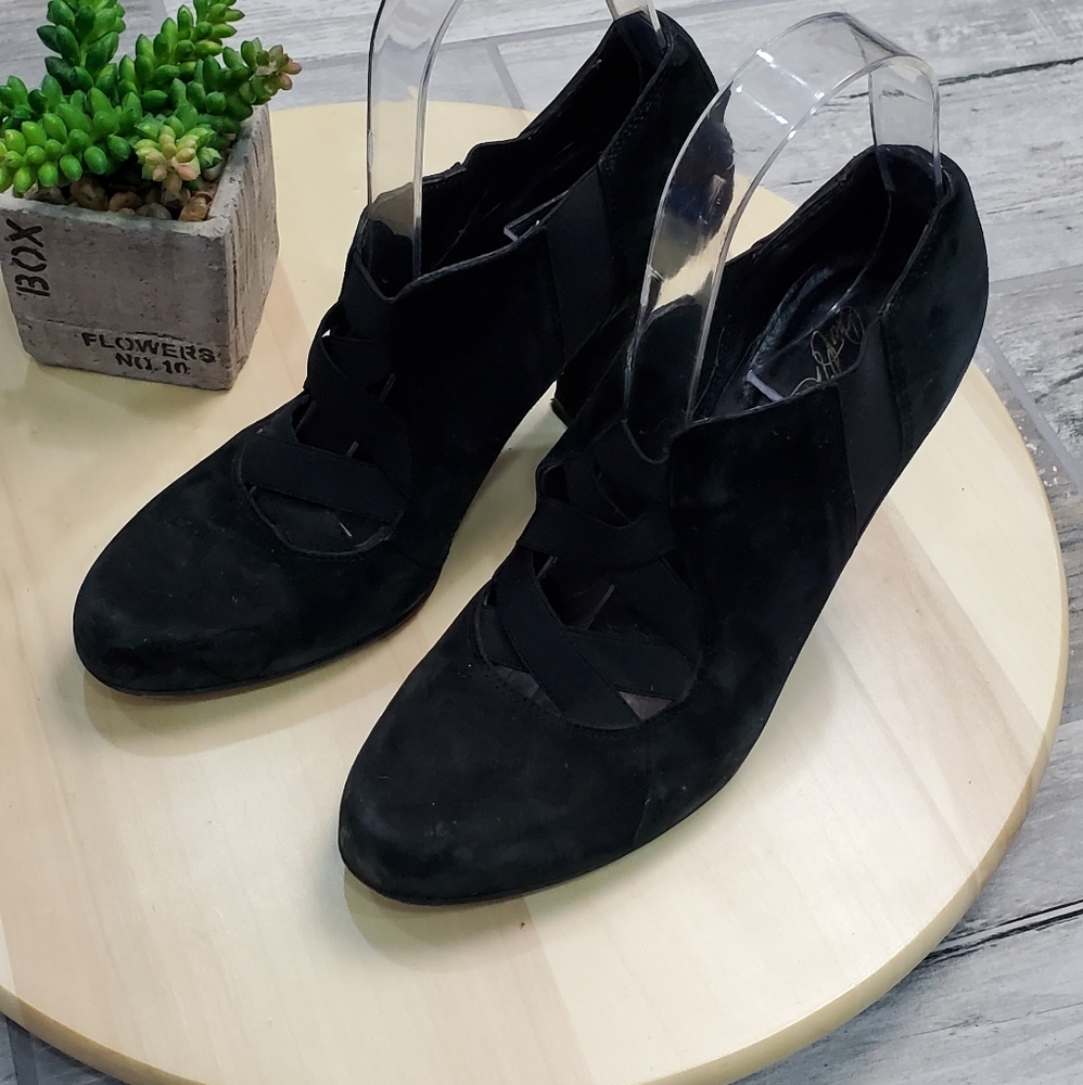 Donald J pliner black Suede Heel Booties size 6M